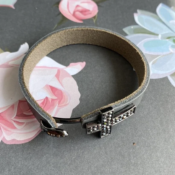 Elegant Black Cross Bracelet - Picture 2 of 3